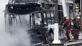 Archives : le premier bus de type BlueBus de Bolloré de la RATP emporté par les flammes, le 4 avril 2022 à Paris