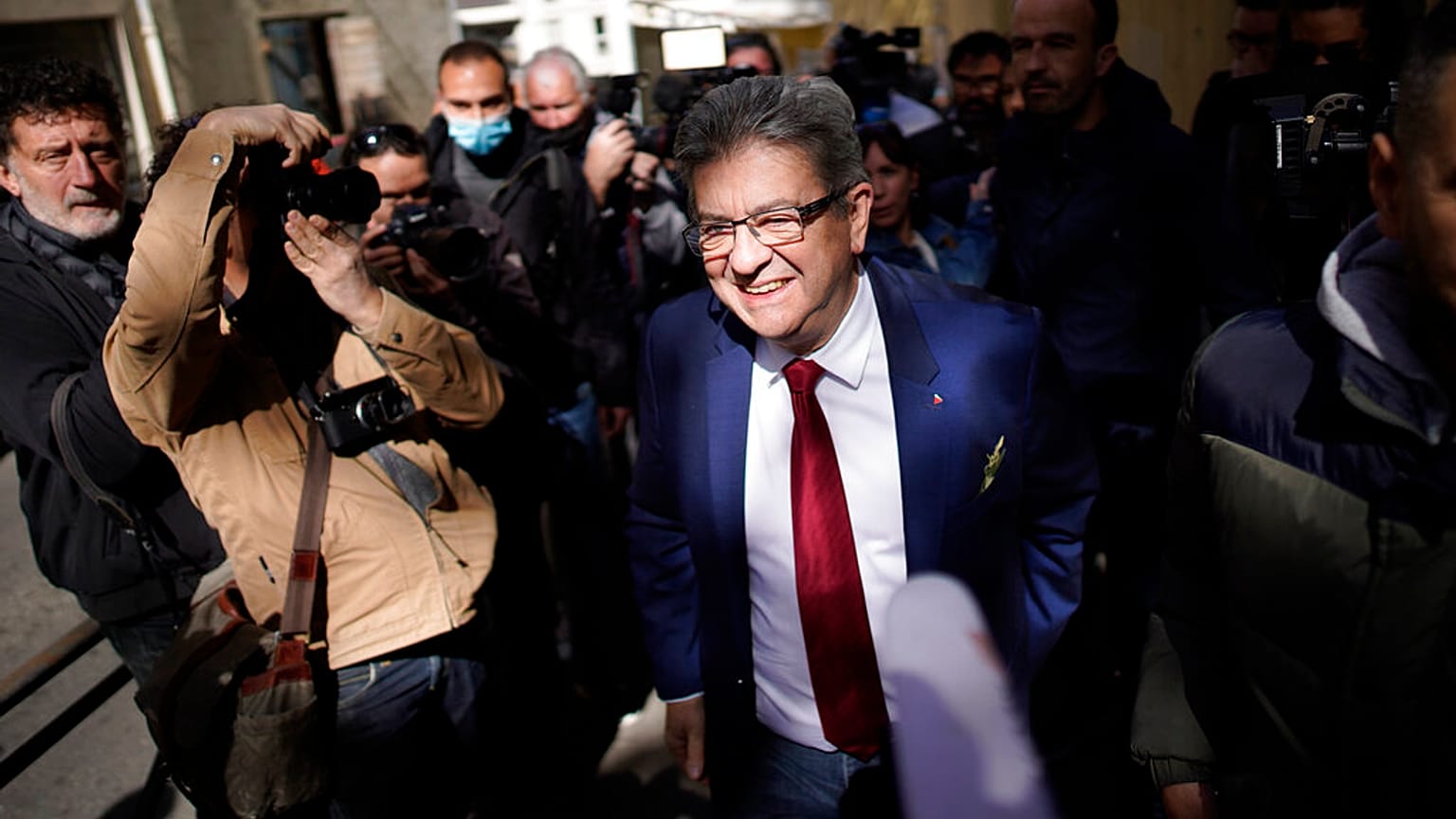 Jean-Luc Mélenchon quitte les lieux après avoir voté au premier tour de l'élection présidentielle, dimanche 10 avril 2022 à Marseille