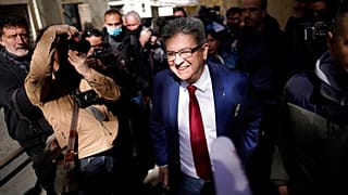 Jean-Luc Mélenchon quitte les lieux après avoir voté au premier tour de l'élection présidentielle, dimanche 10 avril 2022 à Marseille
