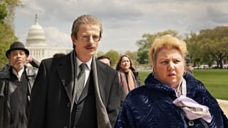 Rabiye Kundaz (Meltem Kaptan) und Anwalt Bernhard Docke (Alexander Scheer) schaffen bis vor den Supreme Court im Kampf um Gerechtigkeit.