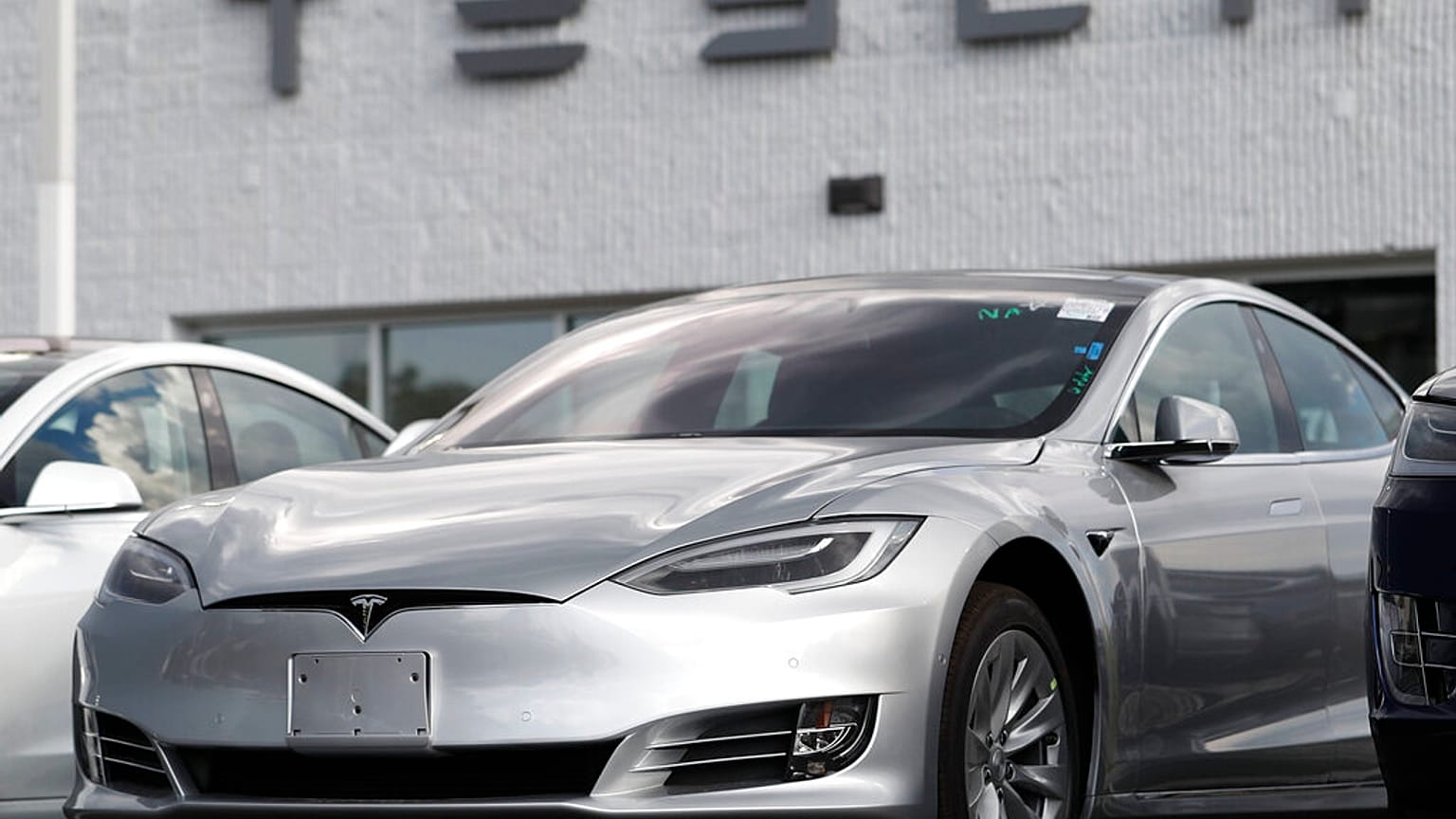 Tesla gösterge hatası nedeniyle araçlarını geri çağırıyor