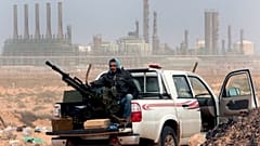 مقاتل ليبي بالقرب من مصفاة للنفط شرق البلاد (أرشيف) 