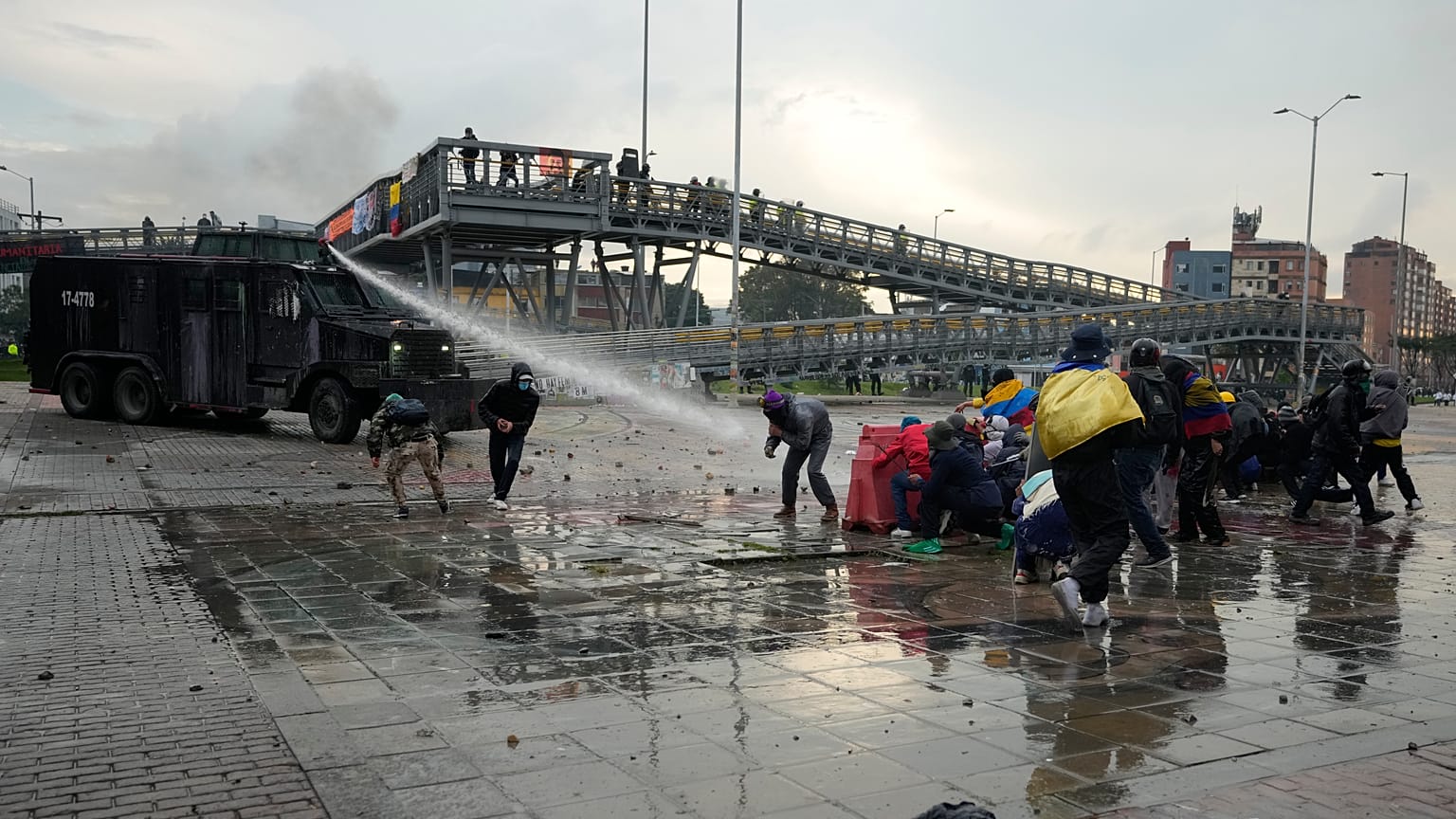 Estudiantes universitarios y la policía se enfrentan en Bogotá, Colombia, el jueves 28 de abril de 2022. 