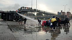 Estudiantes universitarios y la policía se enfrentan en Bogotá, Colombia, el jueves 28 de abril de 2022. 
