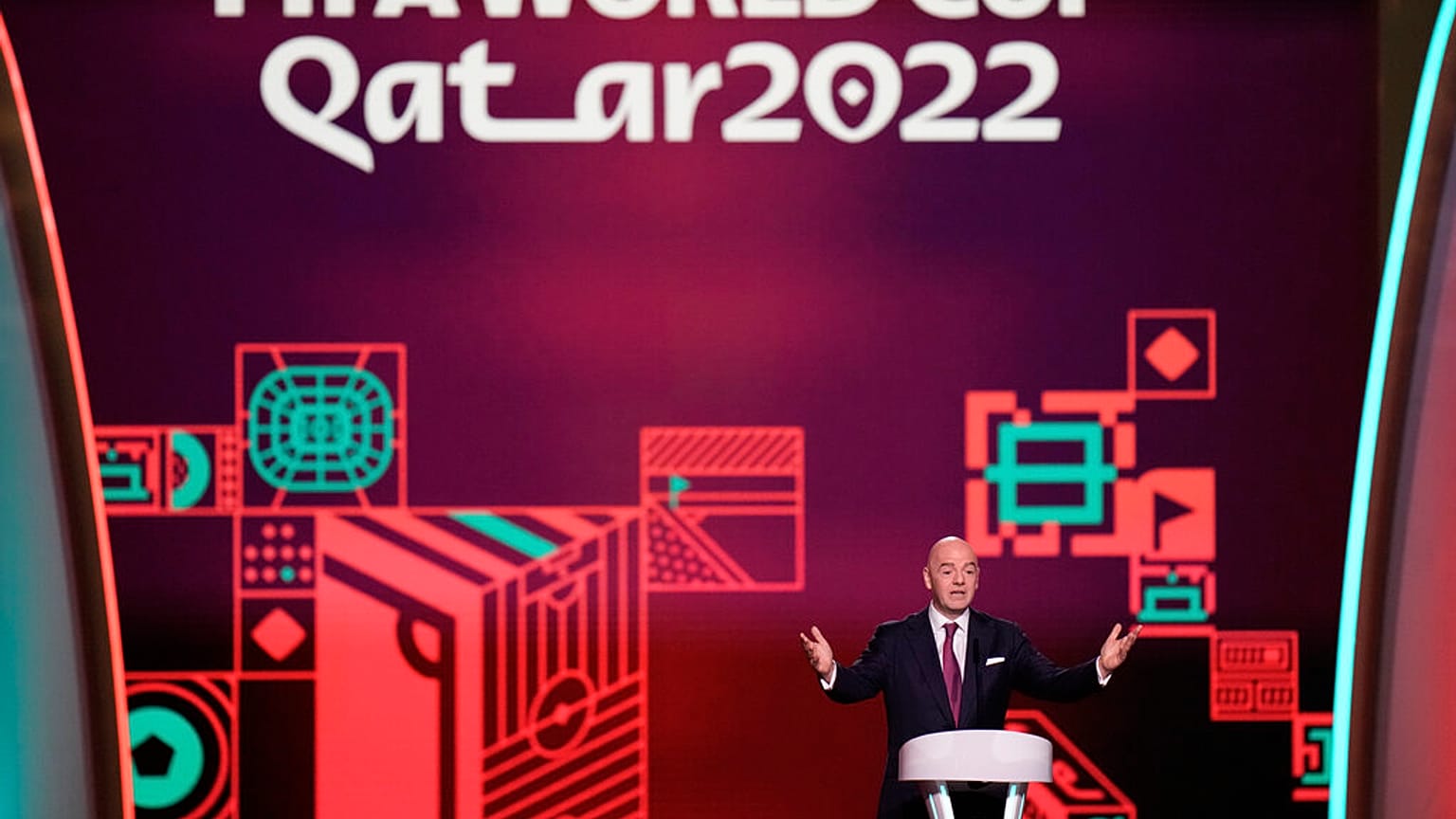 رئيس الفيفا جياني إنفانتينو أثناء الإعلان عن قرعة كأس العالم لكرة القدم 2022 في مركز الدوحة للمعارض والمؤتمرات في الدوحة، قطر، الجمعة 1 أبريل 2022