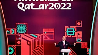 رئيس الفيفا جياني إنفانتينو أثناء الإعلان عن قرعة كأس العالم لكرة القدم 2022 في مركز الدوحة للمعارض والمؤتمرات في الدوحة، قطر، الجمعة 1 أبريل 2022