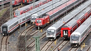Los trenes están estacionados fuera de la estación principal de trenes en Frankfurt, Alemania, el 15 de octubre de 2014. (Archivo).