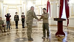 El presidente de Ucrania Volodímir Zelenski da una medalla de "Héroe de Ucrania" a un militar ucraniano, 29/4/2022