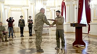 El presidente de Ucrania Volodímir Zelenski da una medalla de "Héroe de Ucrania" a un militar ucraniano, 29/4/2022