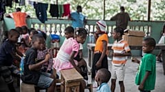 Unos niños se refugian en un albergue reconvertido de Puerto Príncipe, Haití, el jueves 28 de abril de 2022.