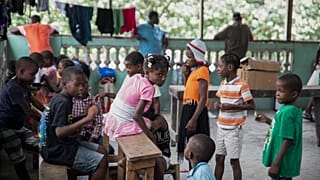 Unos niños se refugian en un albergue reconvertido de Puerto Príncipe, Haití, el jueves 28 de abril de 2022.