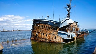 Cette photo d'un navire de guerre ukrainien coulé dans le port de Marioupol a été prise vendredi 29 avril 2022 lors d'un voyage organisé par le ministère russe de la Défense.