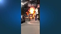Elektrobus vom Typ "Bluebus 5SE" steht in Paris in Flammen, 29.04.2022