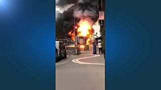 Amatőr felvétel rögzítette a busz lángolását 