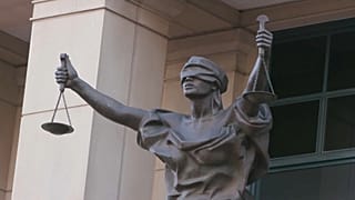 Статуя Фемиды перед зданием федерального суда в Александрии, США. Кадр из видео