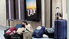 Пассажиры ждут вылета в аэропорту, Лос-Анджелес, апрель 2022 г.