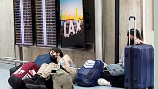 Пассажиры ждут вылета в аэропорту, Лос-Анджелес, апрель 2022 г.