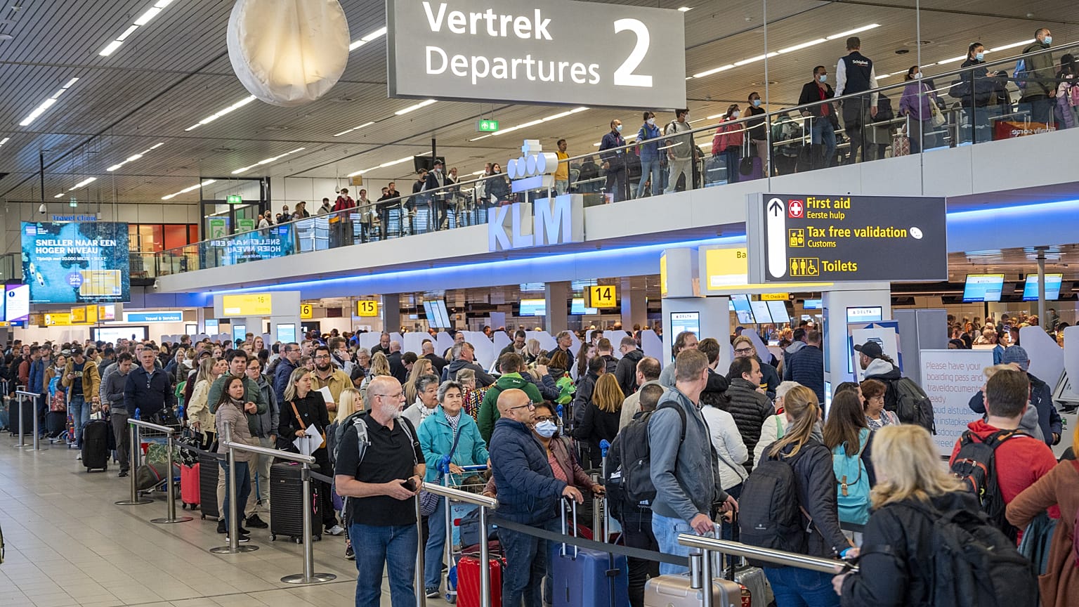 Fluggäste am 30. April 2022 in der Warteschlange am Flughafen Schiphol 