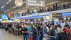 Fluggäste am 30. April 2022 in der Warteschlange am Flughafen Schiphol 