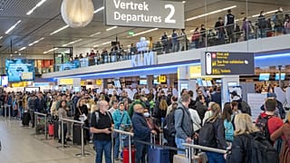 Fluggäste am 30. April 2022 in der Warteschlange am Flughafen Schiphol 