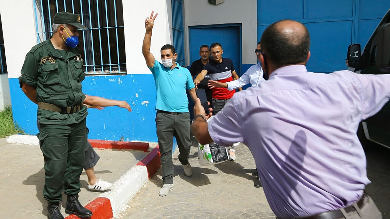 صورة من الارشيف-الناشط كريم طابو بعد إطلاق سراحه من سجن القليعة غرب الجزائر العاصمة، 2 يوليو 2020.