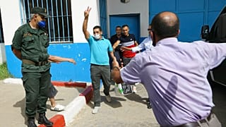 صورة من الارشيف-الناشط كريم طابو بعد إطلاق سراحه من سجن القليعة غرب الجزائر العاصمة، 2 يوليو 2020.