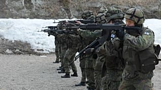 Жители финского города Лахти на учениях по гражданской обороне, апрель 2022 г.