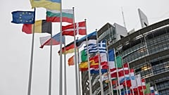 Иллюстрационное фото: флаги у здания Европарламента, Страсбург, Франция