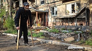 Residente de Mariupol caminha pela cidade agora sob controlo russo