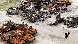 Casas destruidas son fotografiadas en Irpin, en las afueras de Kyiv, Ucrania, el sábado 30 de abril de 2022