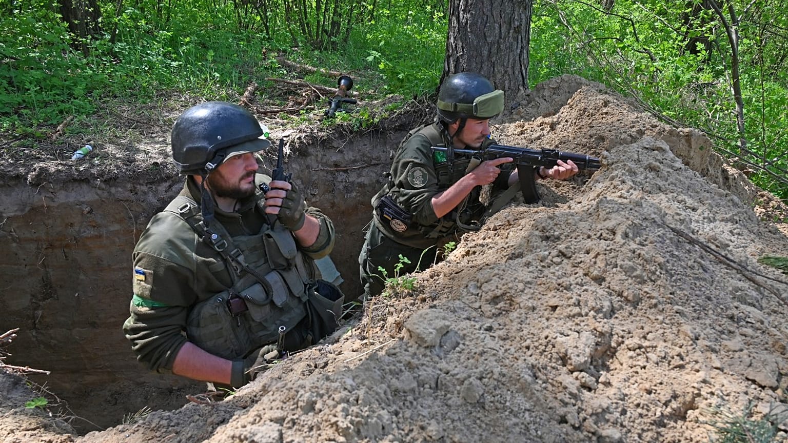 Ukrainische Soldaten bei einer Übung im Schützengraben unweit der zweitgrößten ukrainischen Stadt Charkiw (30. April 2022) 