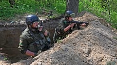 Ukrainische Soldaten bei einer Übung im Schützengraben unweit der zweitgrößten ukrainischen Stadt Charkiw (30. April 2022) 