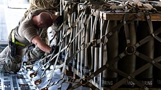 Отгрузка военной техники для Украины, база ВВС США в Дувре, штат Делавэр, 29 апреля 2022 г.