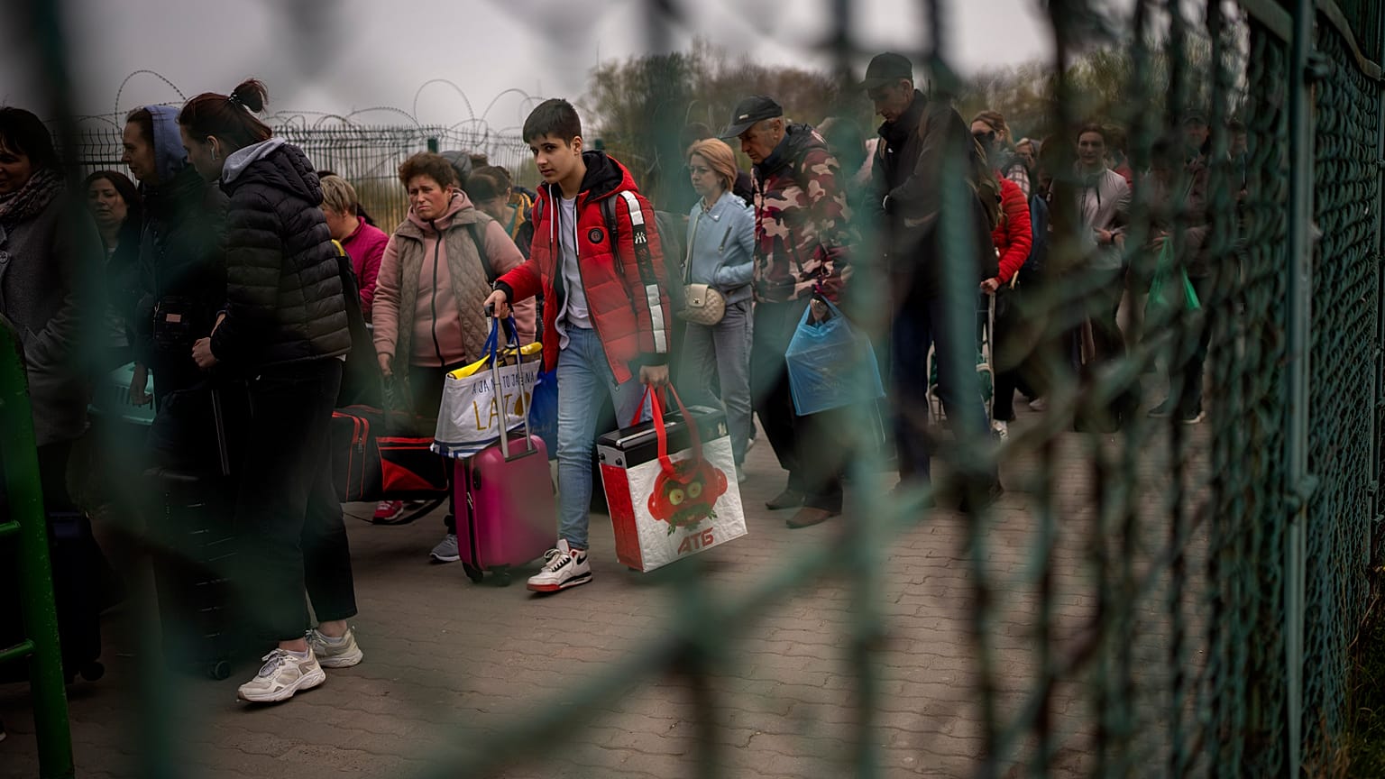Refugiados ucranianos continuam a cruzar a fronteira de Medyka para a Polónia