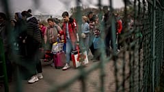 Refugiados ucranianos continuam a cruzar a fronteira de Medyka para a Polónia