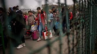 Refugiados ucranianos continuam a cruzar a fronteira de Medyka para a Polónia