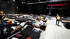 Des réfugiés d'Ukraine et des bénévoles dans un vaste centre d'hébergement à Varsovie, en Pologne, le 19 avril 2022.