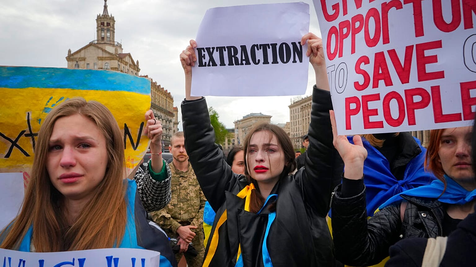 Des familles et militants manifestant à Kyiv pour demander l'évacuation des militaires et des civils de Marioupol, samedi 30 avril 2022. 