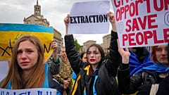 Des familles et militants manifestant à Kyiv pour demander l'évacuation des militaires et des civils de Marioupol, samedi 30 avril 2022. 