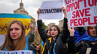 Des familles et militants manifestant à Kyiv pour demander l'évacuation des militaires et des civils de Marioupol, samedi 30 avril 2022.