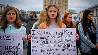 Angehörige bei einer Kundgebung in Kiew, die internationale Unterstützung zur Rettung von Militäreinheiten und Zivilisten aus Mariupol fordern