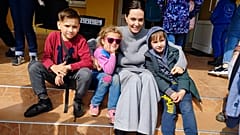 ARCHIV: Hollywoodstar und UNHCR-Botschafterin des guten Willens Angelina Jolie posiert am Samstag, den 30. April 2022, mit Kindern in Lviv (Lemberg) in der Ukraine.