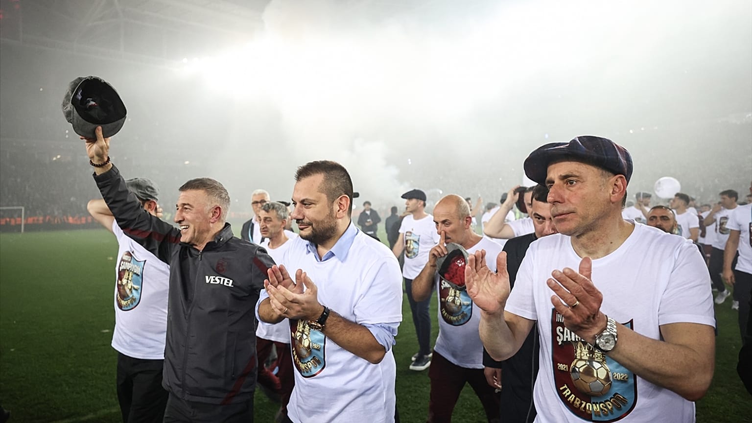 Trabzonspor taraftarı, uzun yıllar sonra gelen şampiyonluğu kutluyor. Trabzonspor Teknik Direktörü Avcı ve Trabzonspor Kulübü Başkanı Ahmet Ağaoğlu, taraftarı selamladı