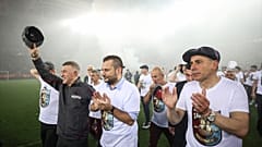 Trabzonspor taraftarı, uzun yıllar sonra gelen şampiyonluğu kutluyor. Trabzonspor Teknik Direktörü Avcı ve Trabzonspor Kulübü Başkanı Ahmet Ağaoğlu, taraftarı selamladı