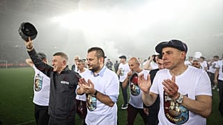 Trabzonspor taraftarı, uzun yıllar sonra gelen şampiyonluğu kutluyor. Trabzonspor Teknik Direktörü Avcı ve Trabzonspor Kulübü Başkanı Ahmet Ağaoğlu, taraftarı selamladı