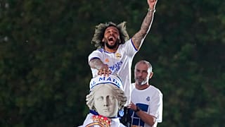 Marcelo, capitán del Real Madrid, celebra su 35ª Liga en Cibeles, Madrid (España).