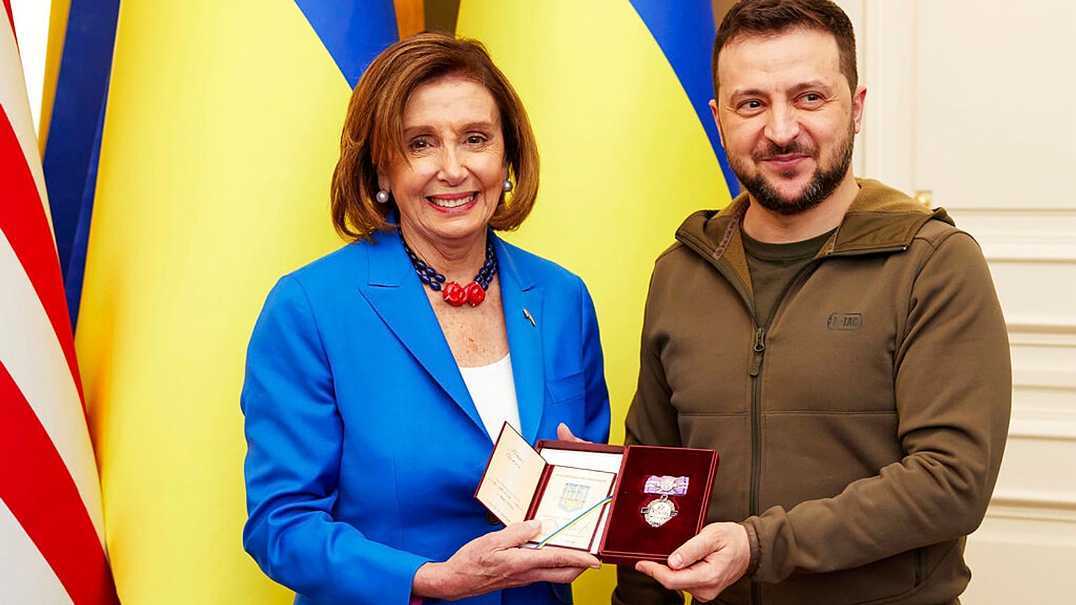 Nancy Pelosi, presidenta de la Cámara de Representantes de EE.UU., en Kiev (Ucrania), con el presidente ucraniano, Volodímir Zelenski.