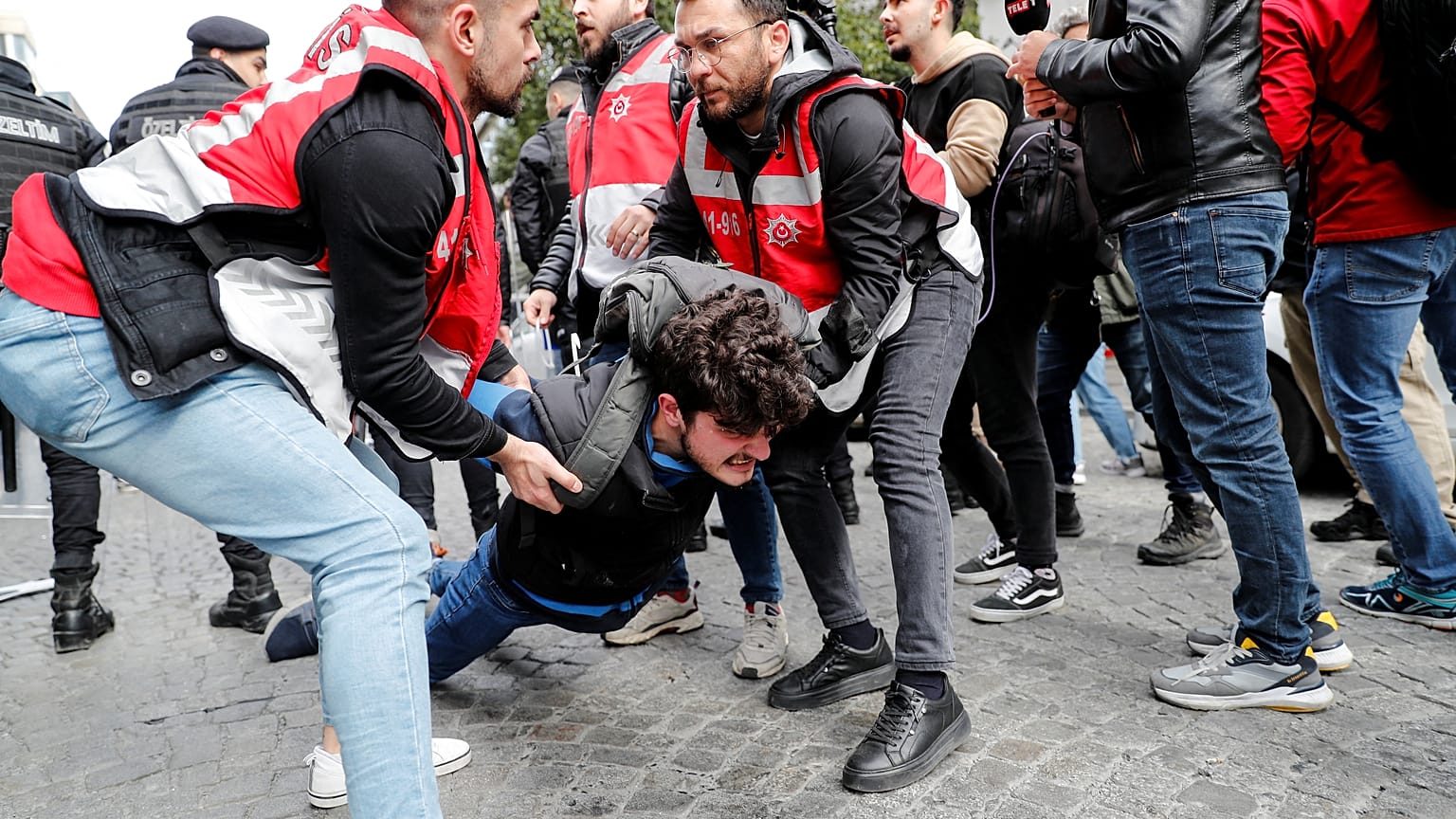 ضباط شرطة يعتقلون متظاهرا حاول تحدي الحظر والتظاهر في ميدان تقسيم الرئيسي في إسطنبول. 2022/05/01
