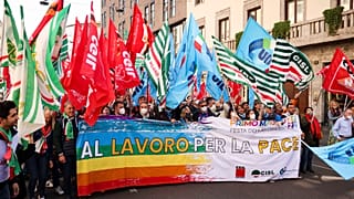 Лозунг "Работа для мира" на первомайском шествии в Милане