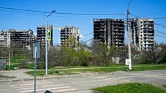 Üres utca és szétlőtt épületek Mariupolban